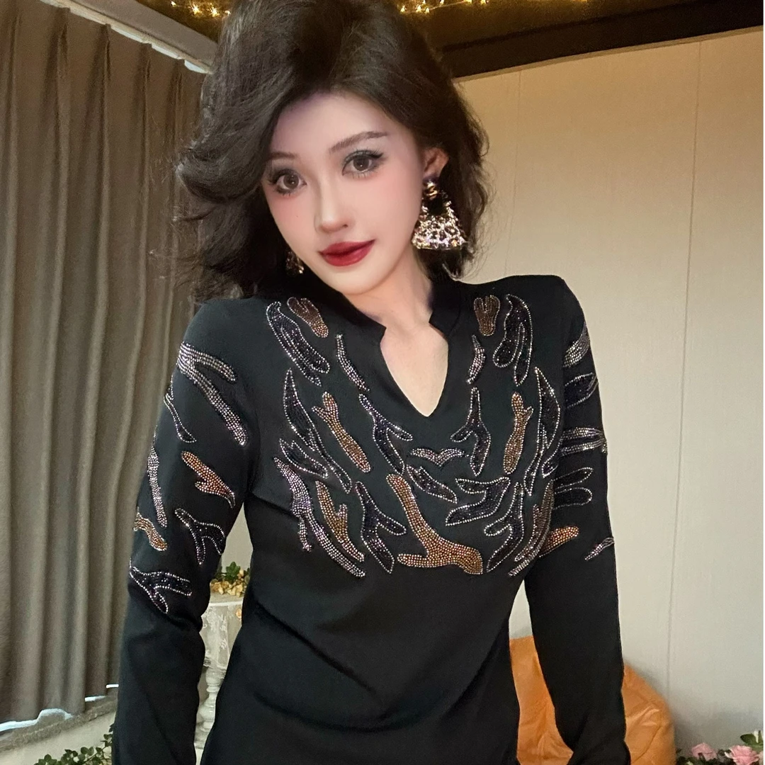 【秋季新款】黑色豹纹时尚v领重工烫钻修身气质显瘦长袖打底衫18027