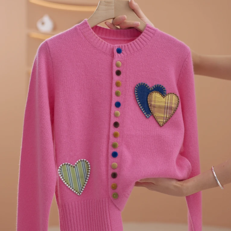 【荣荣】恋花影~圆领单排扣爱心针织开衫-Y13533-GB