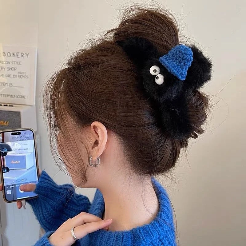 可爱大眼娃发夹女后脑勺秋冬毛毛发卡大号鲨鱼夹2023新款毛绒抓夹