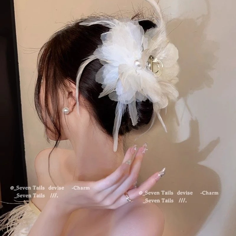 天鹅湖~氛围感羽毛抓夹女ins风高级感后脑勺发夹2023年新款鲨鱼夹