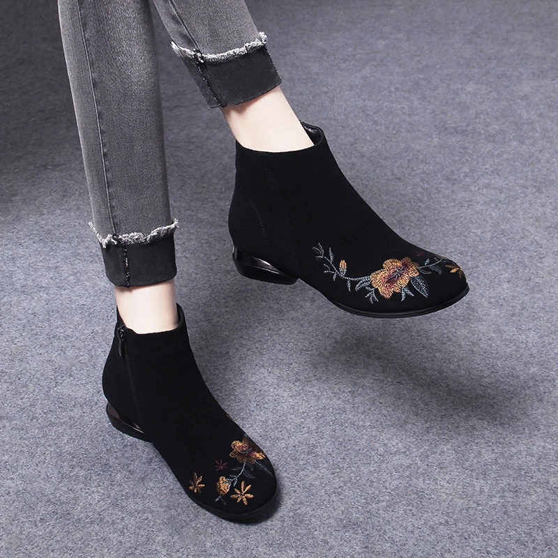 2025圆头低跟绣花羊皮短靴舒适加绒真皮百搭舒适粗跟民族风女靴