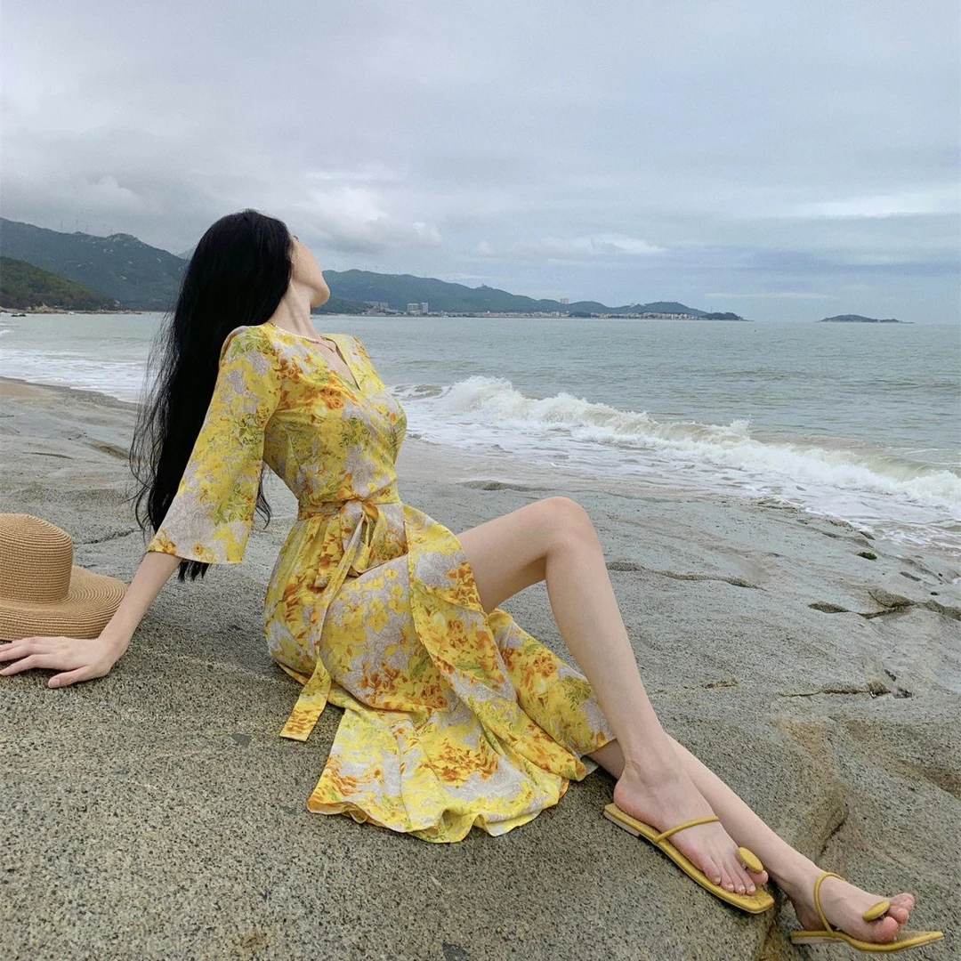 黄色战袍气质名媛花卉法式风情印花裹身度假V领包臀长裙小众显瘦