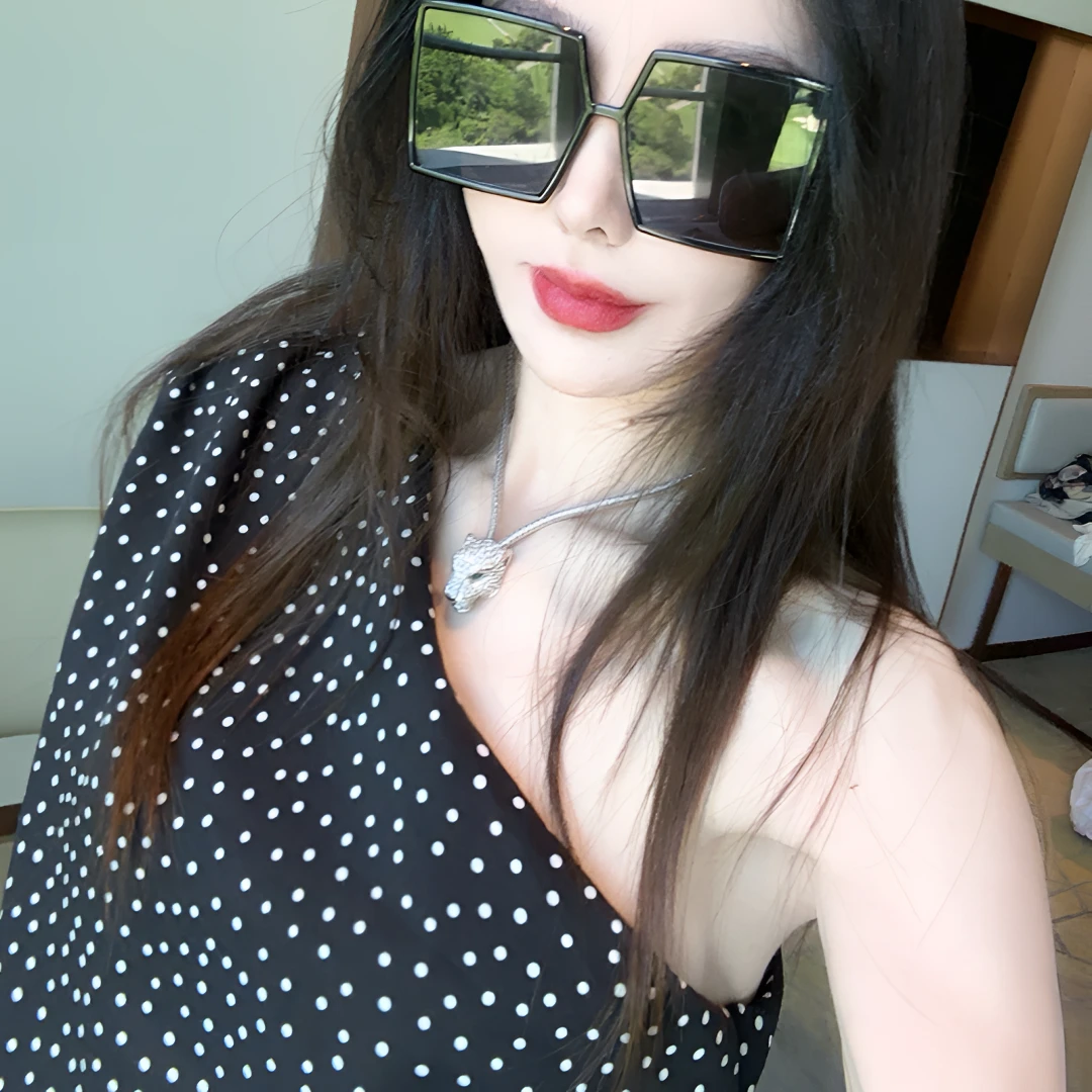 美美晗推荐- 小众设计师款气质波点系带斜肩上衣