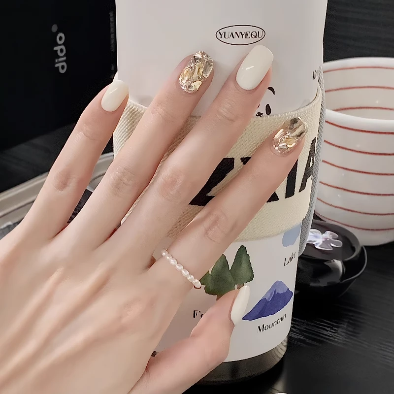 高颜值短款显白纯手工穿戴甲奶白跳爆闪香槟钻成品美甲贴片可拆卸