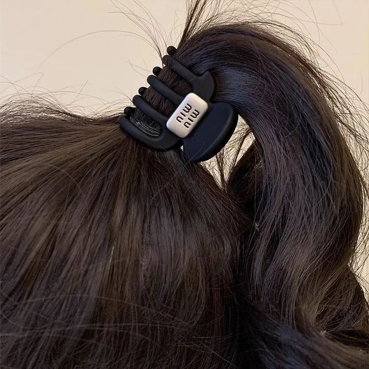 黑色磨砂字母小抓夹女2025新款丸子头盘发夹后脑勺半扎马尾夹头饰