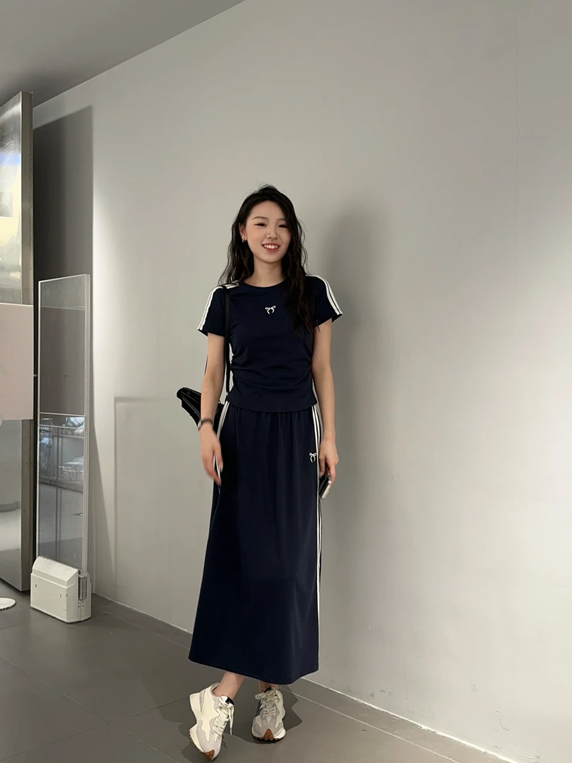 现现48H【 温莎学院 】正肩短袖T恤搭配 高腰垂感中长裙 JY365