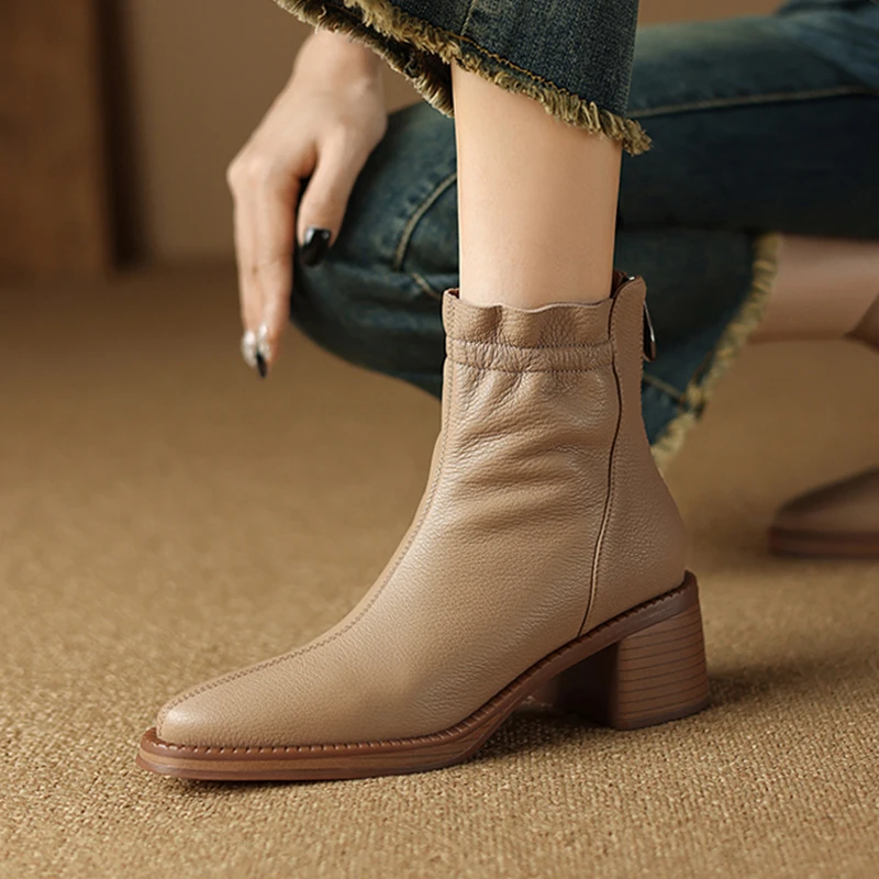 2025流行小短靴女高端羊皮瘦瘦靴百搭粗跟尖头秋冬靴子真皮马丁靴