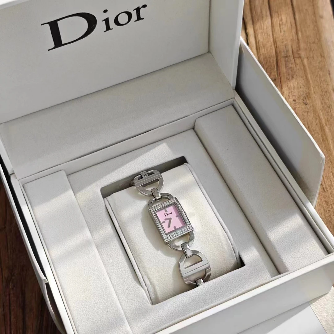 95新 DIOR/迪奥 两针条刻简约粉盘钻表D字链时尚中古女表19*25盘