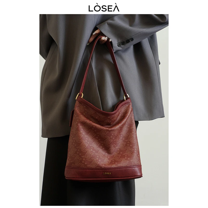 LOSEA×三峡博物馆联名款如意云纹水桶包女2025新款婚包红色包包