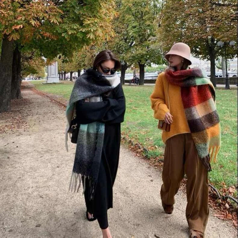 新款格子围巾女秋冬彩虹流苏保暖披肩节日礼物时尚百搭双面长款