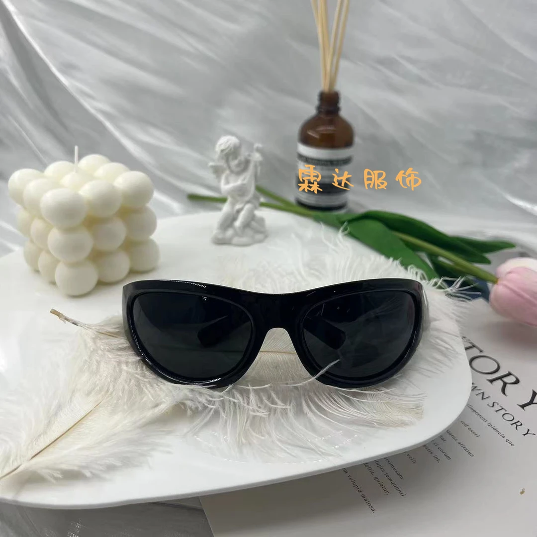 小众潮人防风镜科技感街拍两用心机小搭配个性墨镜欧美风