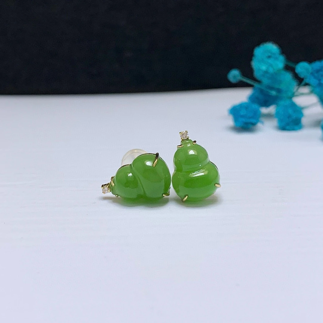 18K金天然和田碧玉小葫芦耳钉，苹果绿，透光翠绿8×10mm