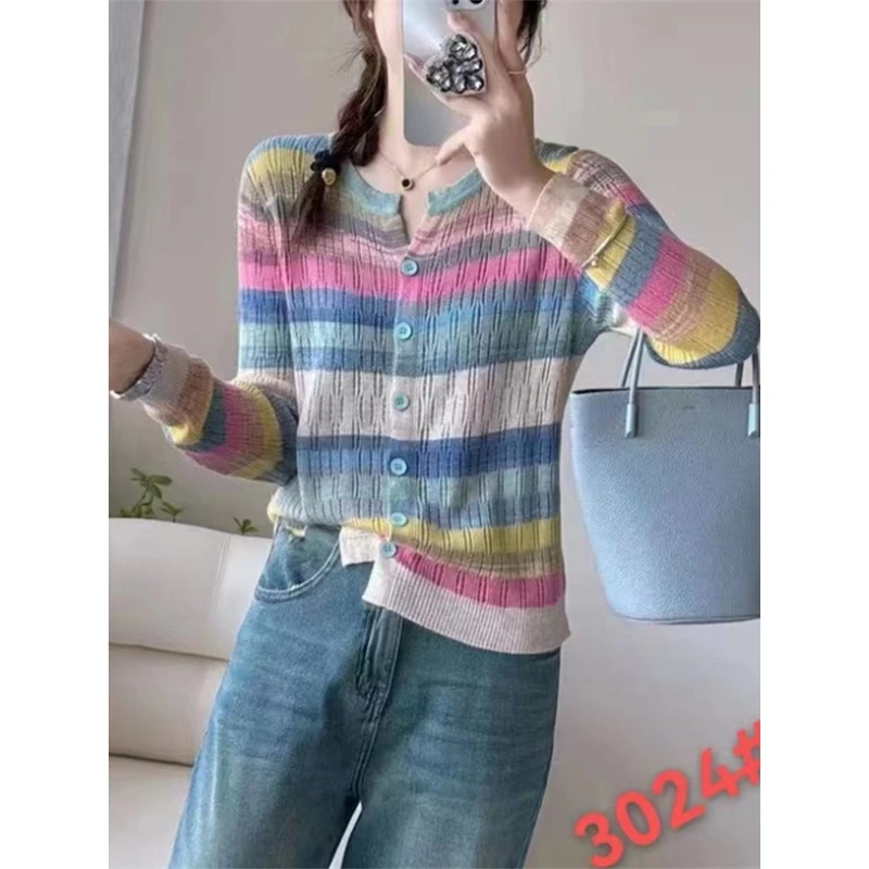 早秋新款彩虹条纹圆领长袖针织衫女时尚纽扣开衫显瘦短款打底上衣