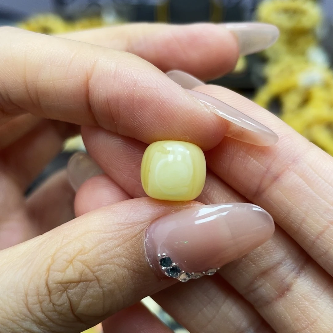 蜜蜡裸石未镶嵌7·10.3*9.3mm带皮色