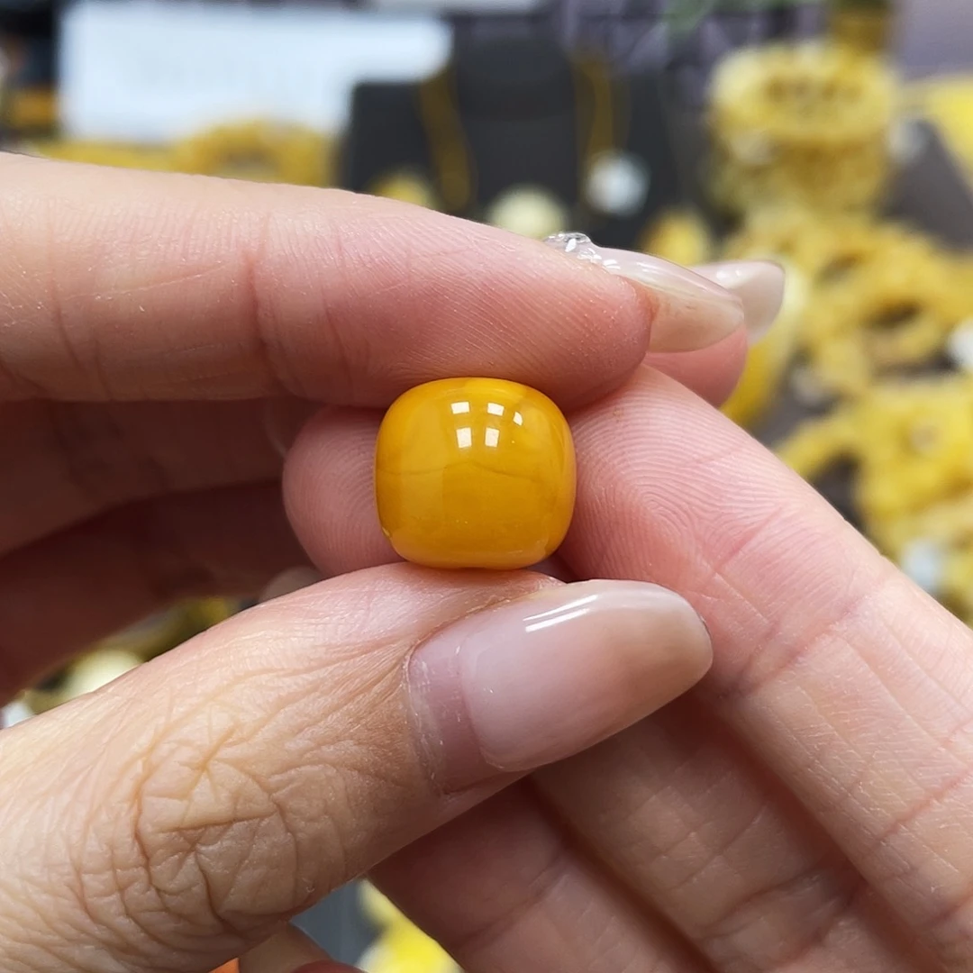 蜜蜡裸石未镶嵌11.7*10.7mm带皮色