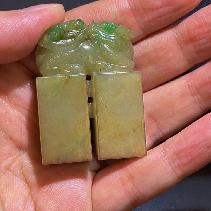 翡翠颈饰未镶嵌玉*