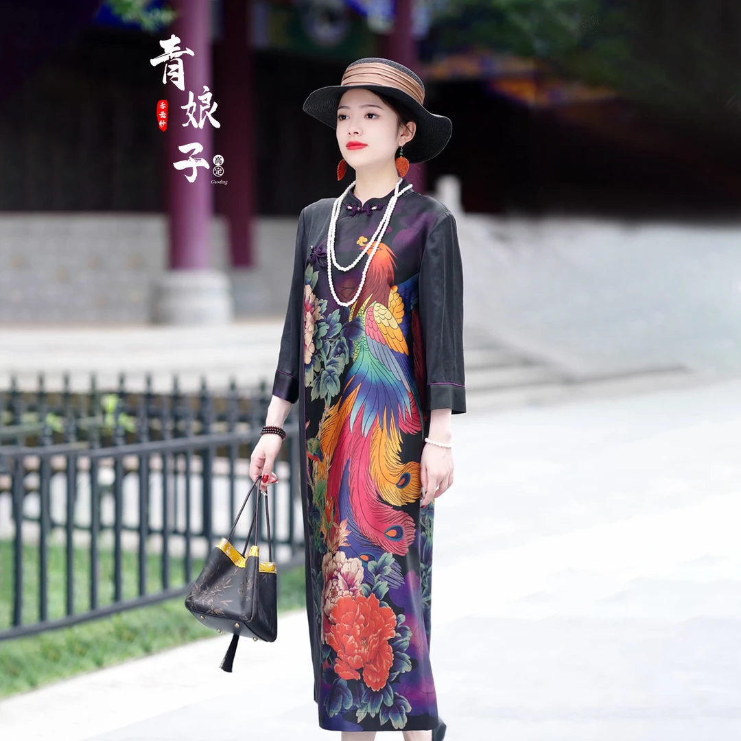 青娘子香云纱〔彩鸾〕重缎定位印花中式改良版立领女士长旗袍-40466