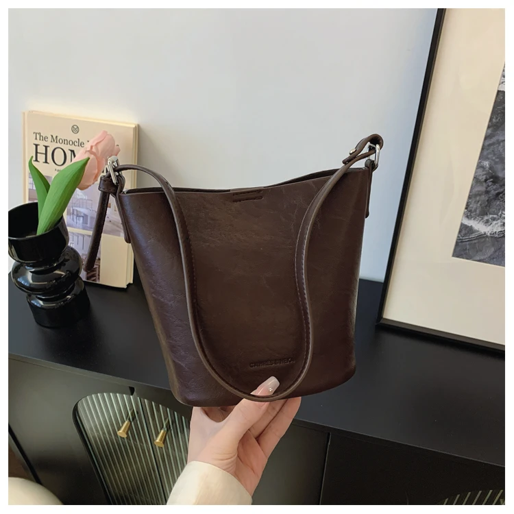 2024年新款氛围感女包斜挎包单肩包水桶包时尚百搭DZ斜挎包女女士