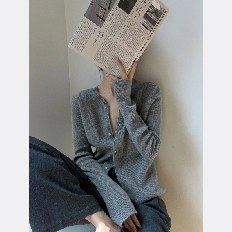 灰色V领长袖针织开衫女秋季高级感别致内搭打底修身正肩外套上衣