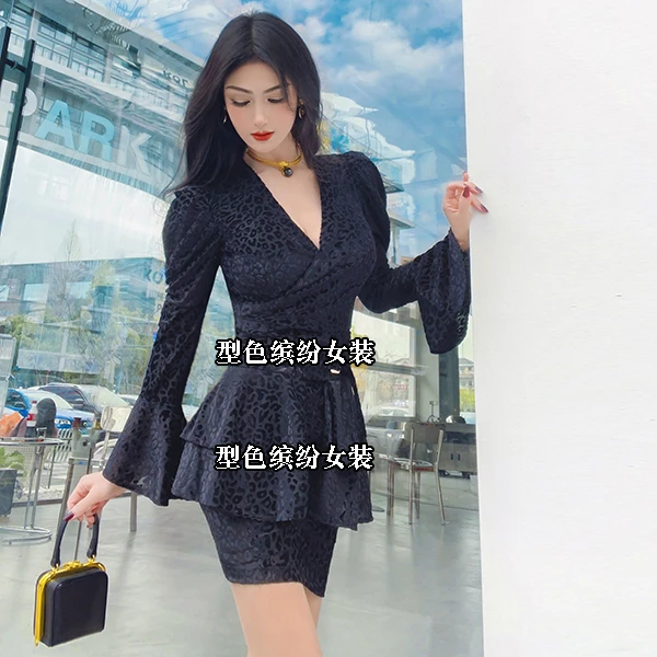 秋季干练减龄设计感泡泡袖荷叶裙摆连衣裙2023新款女人味包臀裙