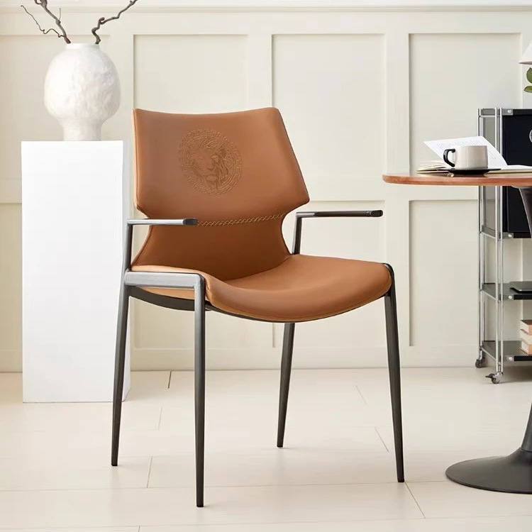 【单张可发】意式极简带扶手餐椅家用高端茶桌椅书桌椅马鞍皮椅子