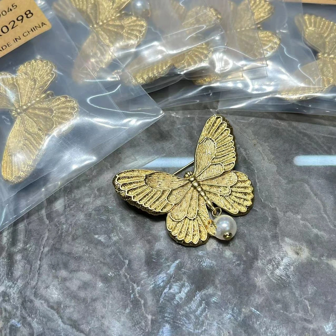 铜合金仿珍珠胸针 0298 铜合金胸针金色中古花纹蝴蝶胸针复古百搭