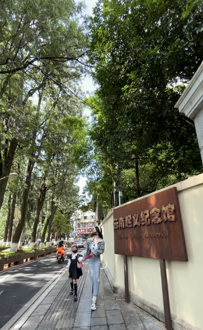 设计款牛仔套装两件套