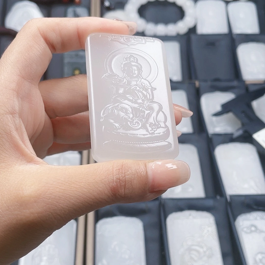 石英质玉（金丝玉）颈饰未镶嵌小**年