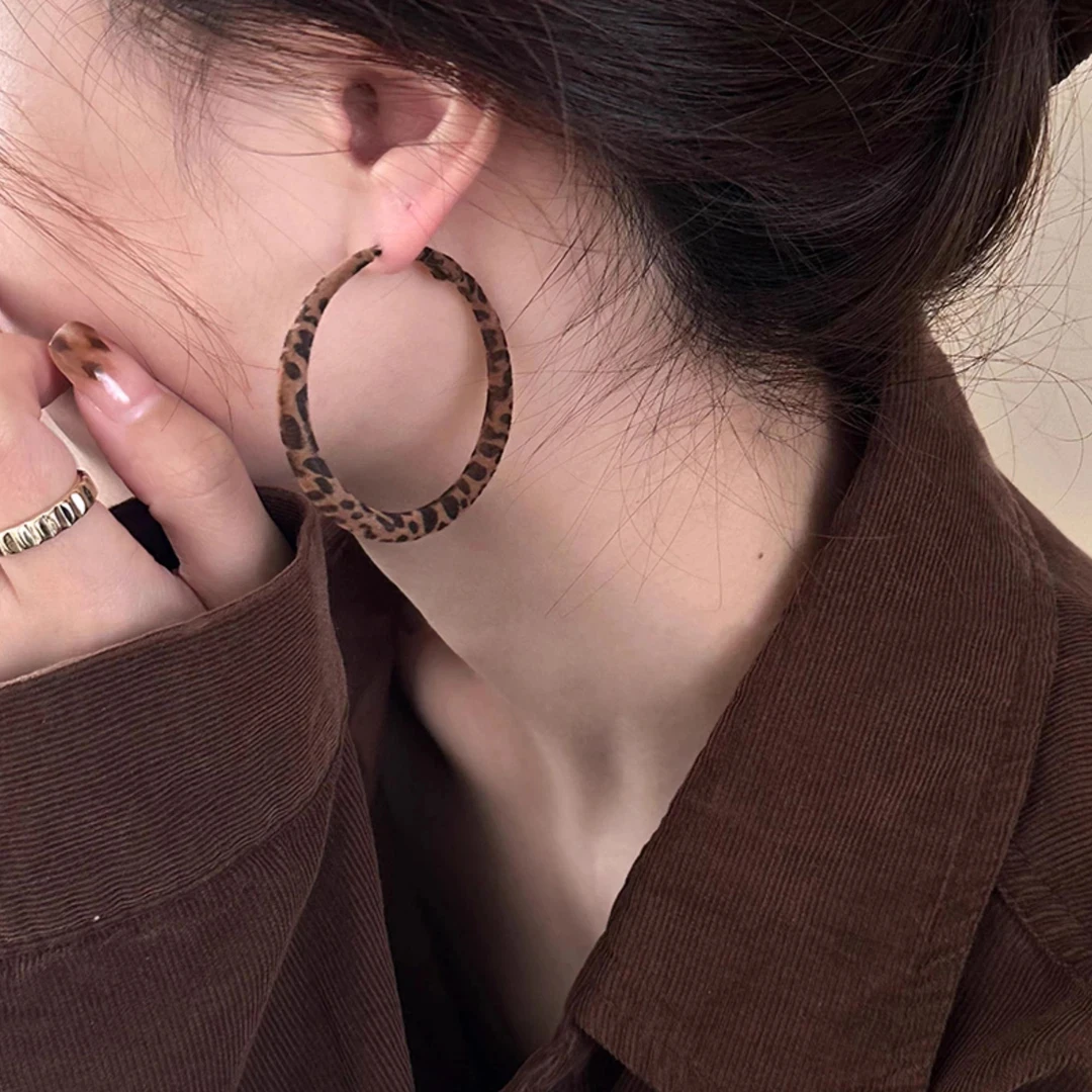 钛钢绒毛耳饰 简约方形豹纹耳圈独特气质小众显脸小耳环秋冬耳饰