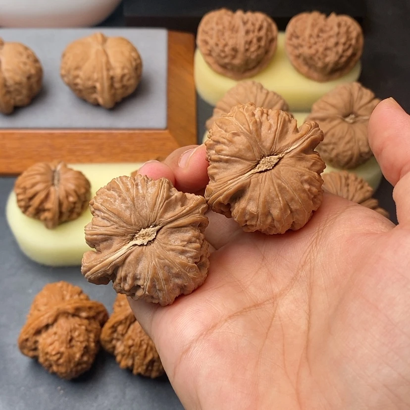 【闪购商品】文玩核桃把件正**案球白40