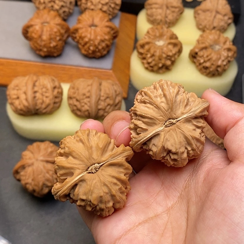 【闪购商品】文玩核桃把件暖*三角白全品40