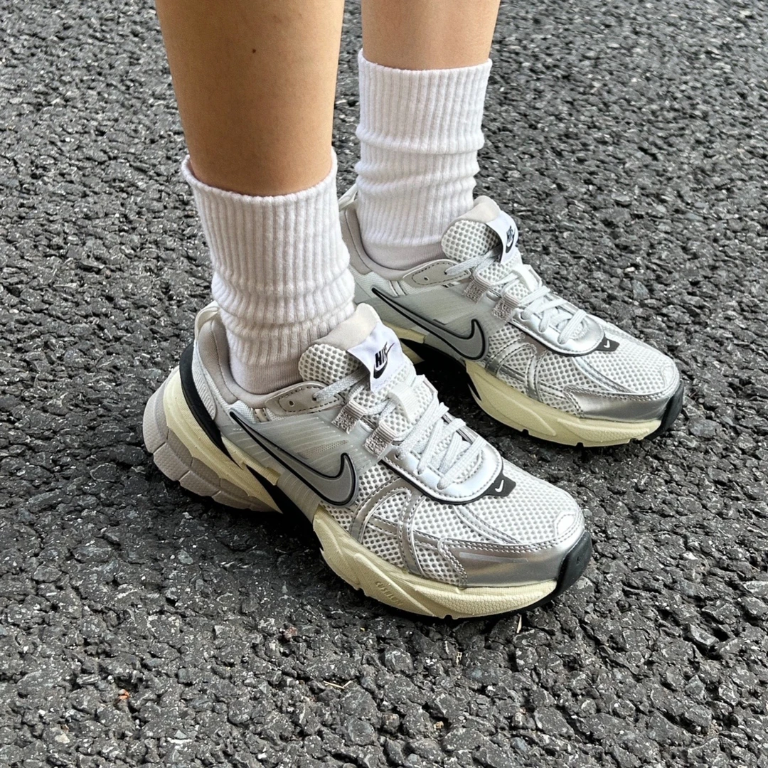 Nike V2K Run Runtekk减震防滑 低帮 跑步鞋 女款 白银FD0736-100