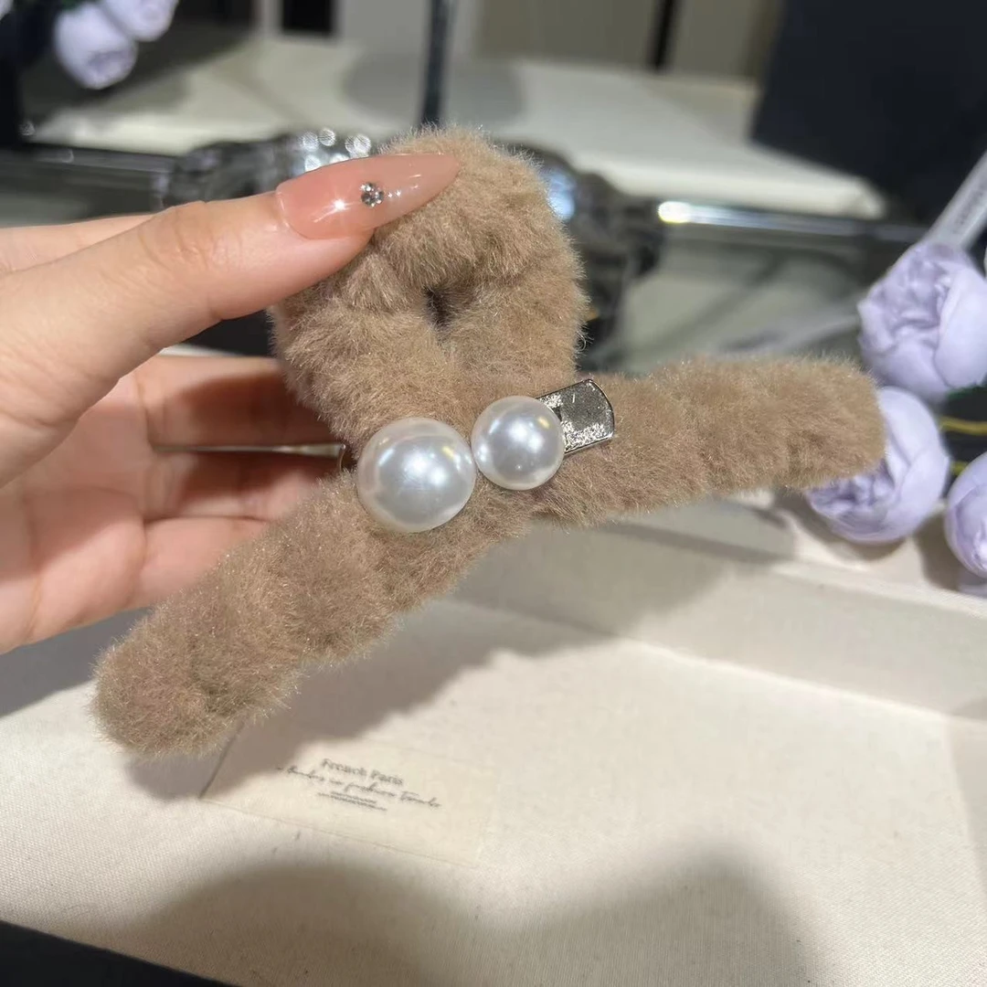 A008美拉德毛毛抓夹女秋冬新款大号毛绒珍珠发夹后脑勺盘发鲨鱼夹