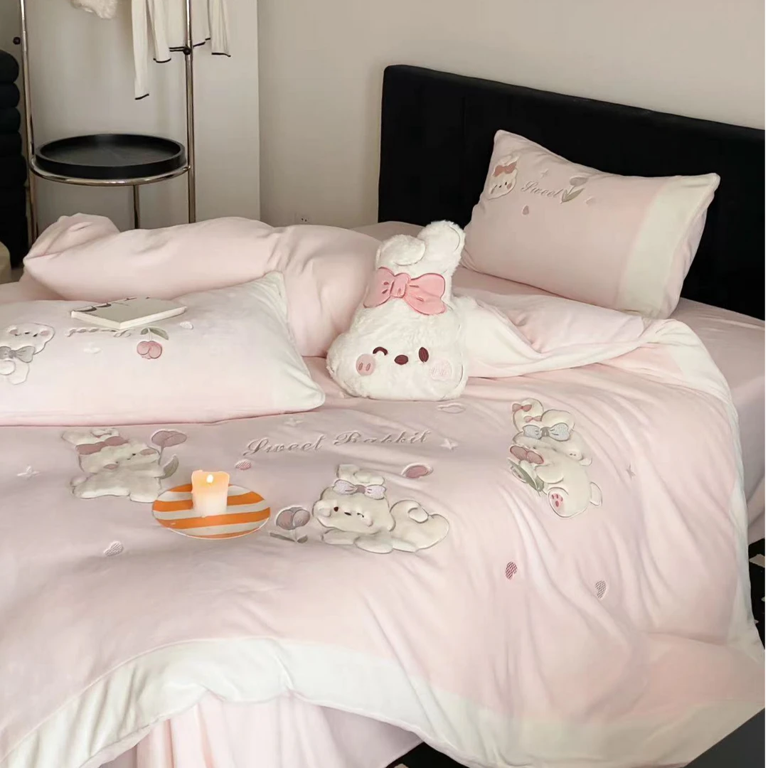 小玲子 小甜兔 冬季加厚牛奶绒刺绣三件套四件套 可爱卡通风