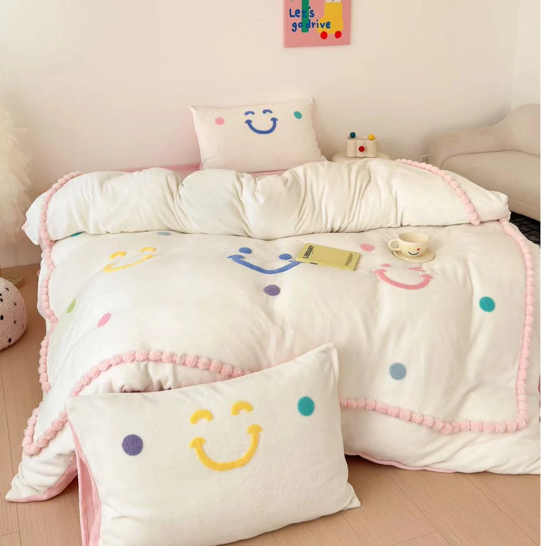 小玲子 笑脸 冬季加厚牛奶绒毛巾绣刺绣三件套四件套 可爱卡通风