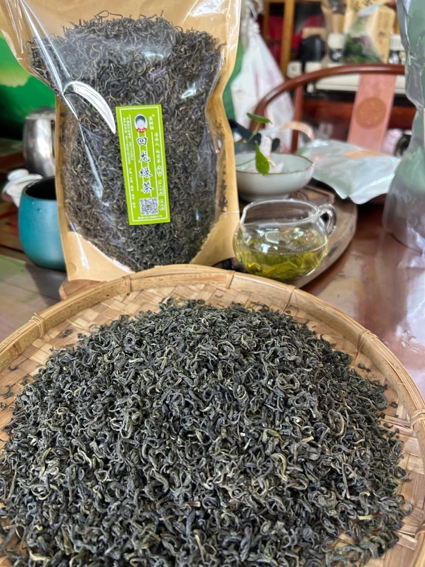 回龙绿茶（散茶）云南大叶种茶．手工混合叶采摘．