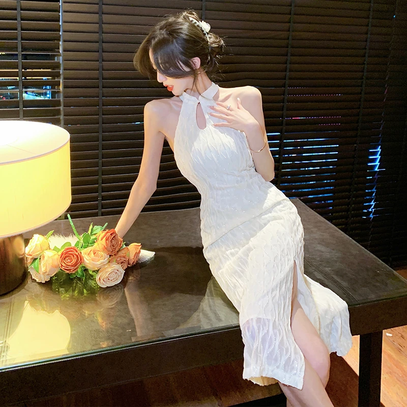 法式设计高级感挂脖露肩连衣裙女轻熟风气质收腰显瘦开叉改良裙子