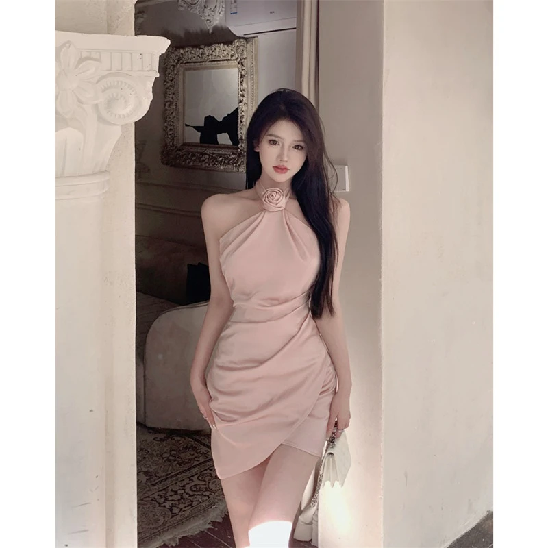 纯欲辣妹露肩显瘦玫瑰挂脖缎面连衣裙女法式精致感不规则包臀裙子