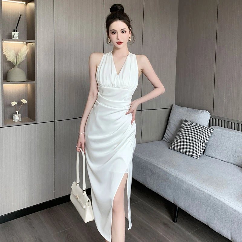 法式设计高级感挂脖连衣裙女轻奢风气质收腰显瘦v领无袖包臀裙子