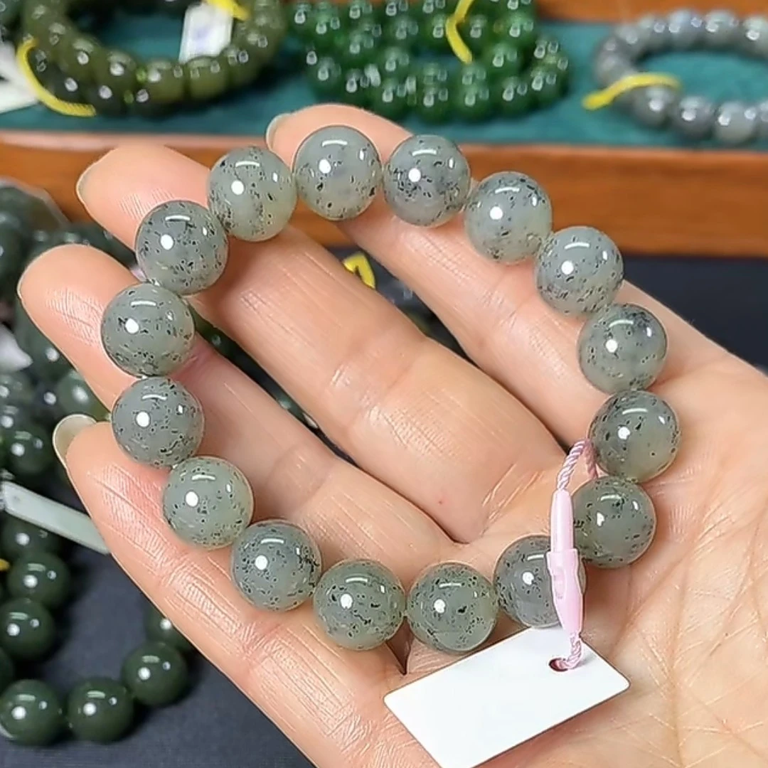 035新疆和田玉精品点墨绿青花卡12的圆珠手串