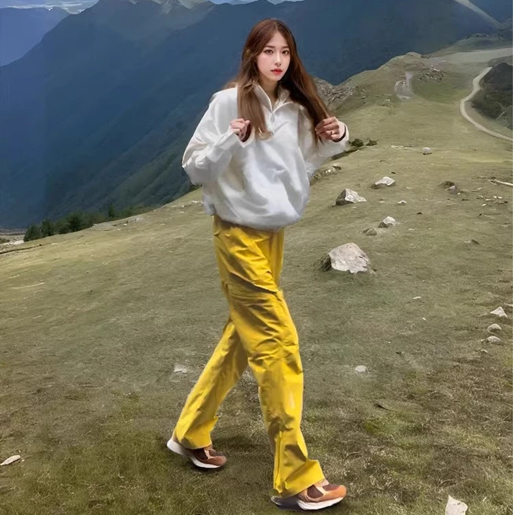 黄色户外登山冲锋裤女2025秋冬新款防风防水运动徒步工装情侣长裤