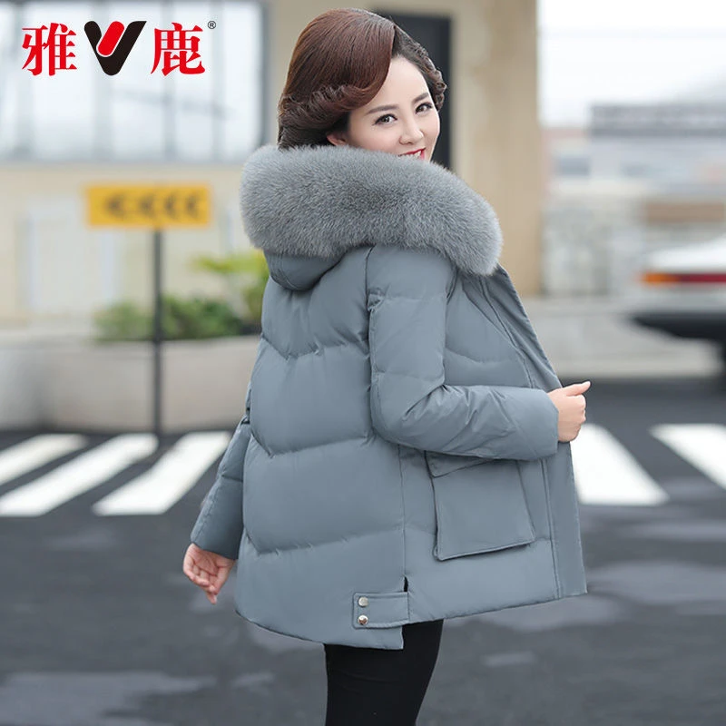 雅鹿中年妈妈冬装羽绒服女短款2022新款50岁中老年人保暖冬装外套
