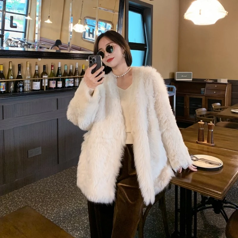 V领暗扣托斯卡纳卷毛皮毛一体外套女中长款宽松冬季大衣P2109