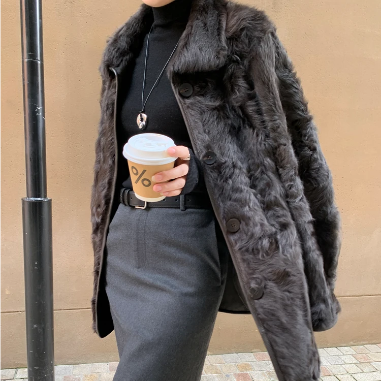 鼎奢轻盈小湖羊皮毛一体外套女中长款老钱风复古翻领大衣-D24025