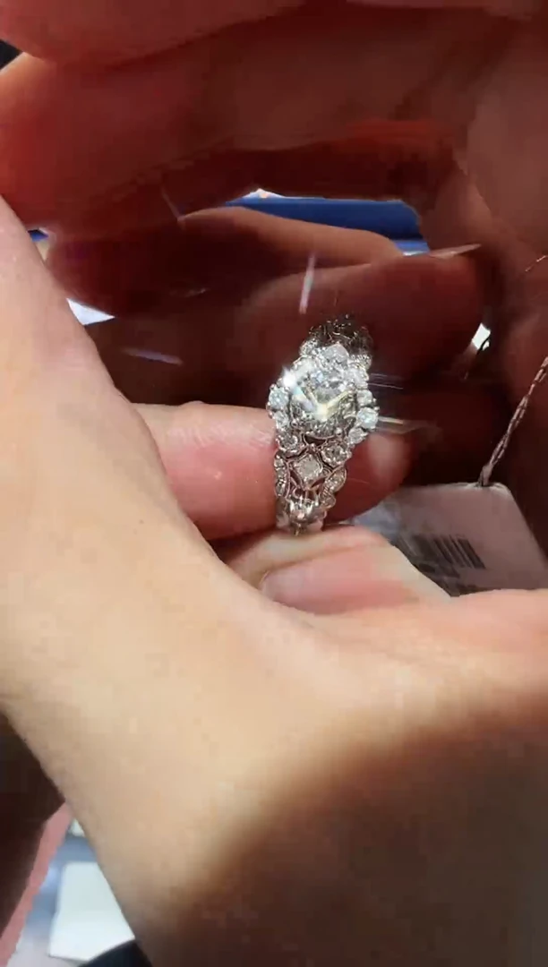 【闪购商品】钻石戒指18K金镶嵌独钻雪花戒指