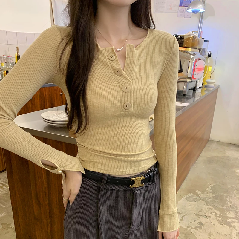 春秋季正肩抗条V领纽扣开叉长袖T恤女新款洋气内搭半开领打底上衣