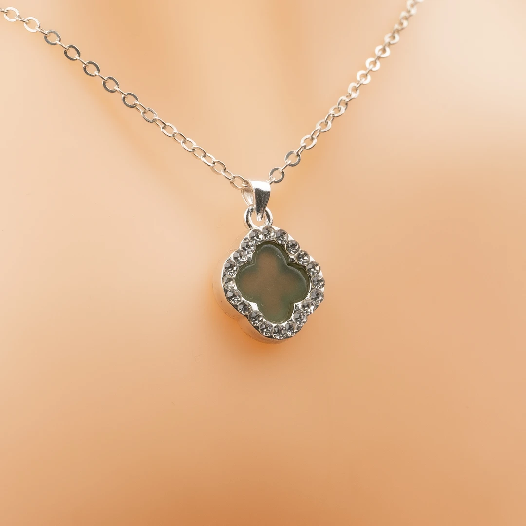 天然翡翠A货  轻奢时尚简约百搭气质翡翠四叶草吊坠 多样性发其一