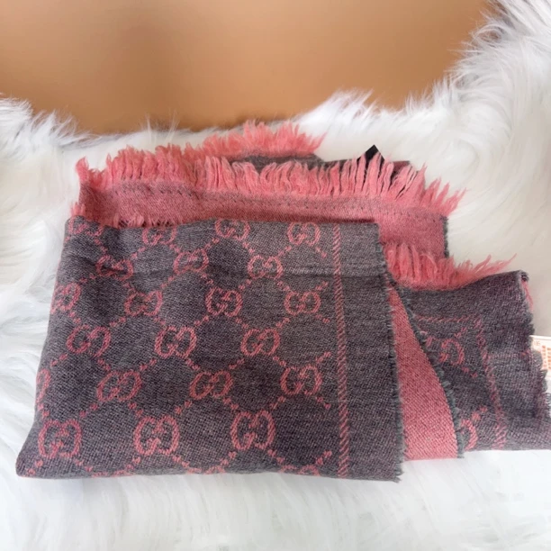95新 GUCCI/古驰 古驰粉灰拼色时尚百搭围巾