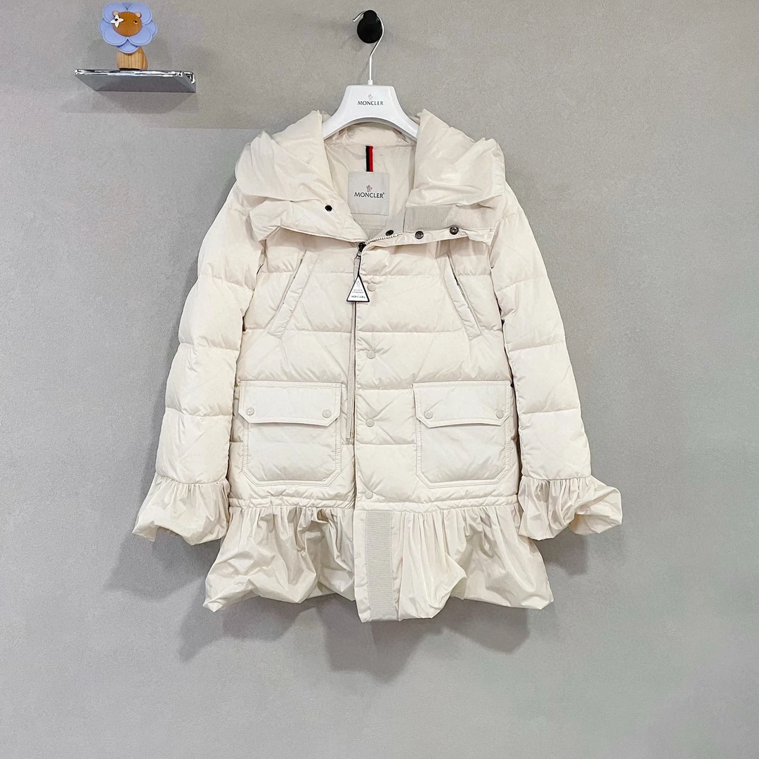 MONCLER蒙口米白色羽绒服 时尚百搭 柔软舒适/95/VH001510