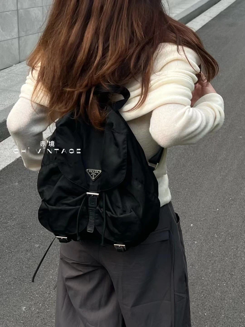 95新 Prada/普拉达 7460 黑银降落伞双肩包时尚休闲大容量通勤